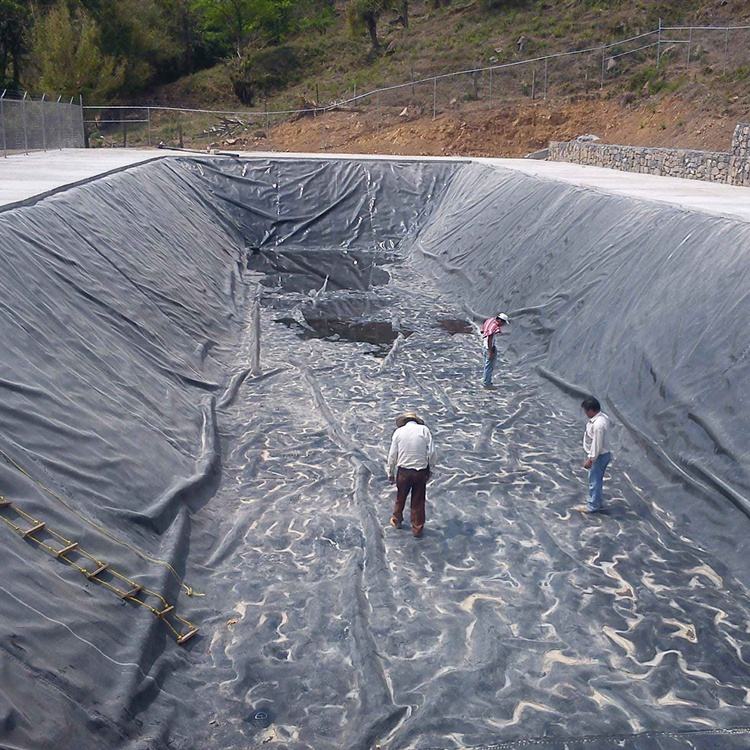 hdpe smooth geomembrane.jpg